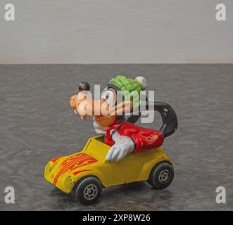 „Goofy“ in seinem gelben Lincoln-Zephyr Cabrio (Streichholzschachtel 1979) Stockfoto