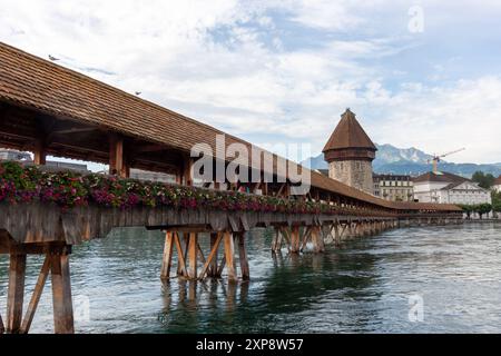 Stadtbild von Luzern mit Kapellbrücke und in der Ferne Pilatus, Schweiz Stockfoto