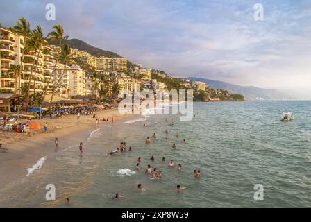 Hotels und Ferienwohnungen entlang Playa Los Muertos (Los Muertos Beach) an der Bucht von Banderas, Puerto Vallarta – Bundesstaat Jalisco, pazifische Westküste von Mexiko Stockfoto