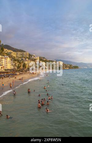 Hotels und Ferienwohnungen entlang Playa Los Muertos (Los Muertos Beach) an der Bucht von Banderas, Puerto Vallarta – Bundesstaat Jalisco, pazifische Westküste von Mexiko Stockfoto