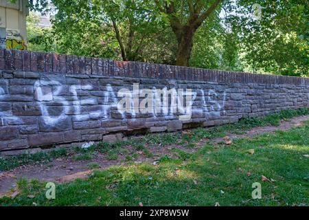 Bristol-Aufstand - vor einem rechtsextremen Protest ist antifaschistische Straßenkunst / Gemälde im Castle Park im Zentrum von Bristol zu sehen. 03.08.24 Stockfoto