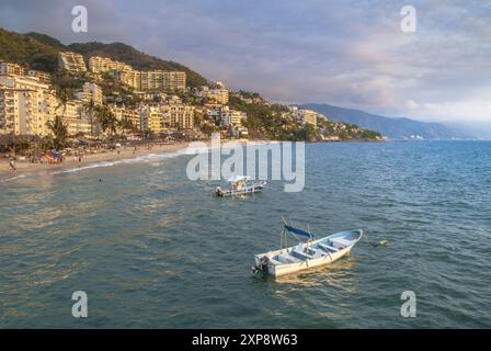 Hotels und Ferienwohnungen entlang Playa Los Muertos (Los Muertos Beach) an der Bucht von Banderas, Puerto Vallarta – Bundesstaat Jalisco, pazifische Westküste von Mexiko Stockfoto