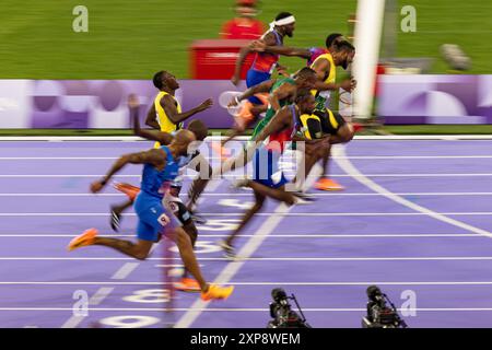 Paris, Brasilien. August 2024. FRANKREICH - PARIS - 08/04/2024 - PARIS 2024 OLYMPISCHE SPIELE, LEICHTATHLETIK - Noah Lyles des Teams USA überquert die Ziellinie während des 100-m-Endspiels der Männer am 9. Tag der Olympischen Spiele 2024 in Paris am 4. August 2024 im Stade de France. Foto: Rodolfo Buhrer/AGIF Credit: AGIF/Alamy Live News Stockfoto