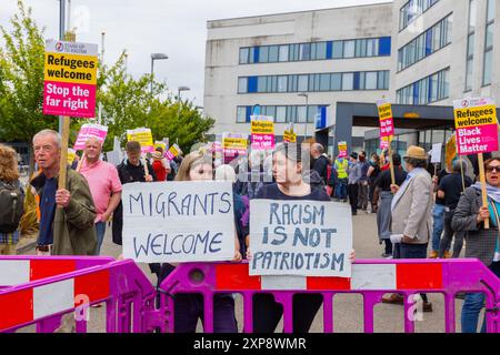 Rotherham, Großbritannien. AUGUST 2024. Gegendemonstratoren von Stand Up to Rassismus (SUTR), während Hunderte von Polizisten und Demonstranten vor einem Holiday Inn Express am Manvers Way, Rotherham, aufeinander treffen. Die Demonstranten des rechten Flügels, die von Sir Kier Starmer als „Gangster“ beschrieben wurden, zündeten Eigentum an, zerschlugen Glas und kämpften mehrere Stunden mit der Polizei. Mehrere Verhaftungen und Verletzungen von Aufständischen und Polizei. Credit Milo Chandler/Alamy Live News Stockfoto