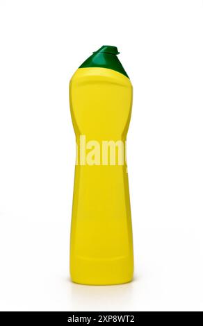 Gelbe Kunststoffflasche mit isolierter Kappe auf weißem Hintergrund für Flüssigwaschmittel, Wäsche- oder Reinigungsmittel Stockfoto