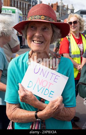 Weymouth, Dorset, Großbritannien. August 2024. Rechtsextreme Demonstranten versammeln sich auf der Weymouth Esplanade bei der Jubilee Clock. Die rechtsextreme Versammlung kommt nach weit verbreiteten Fehlinformationen in sozialen Medien. Die jüngsten gewalttätigen Proteste im Vereinigten Königreich nach den Messerstößen in Southport sind eine Verbindung zur extremen Rechten. Stand Up to Rassismus Dorset organisierte einen Unity Counter Protest in der Nähe. Beide Gruppen waren nur wenige hundert Meter voneinander entfernt und hatten eine große Polizeipräsenz zwischen ihnen. Quelle: Stephen Bell/Alamy Live News Stockfoto