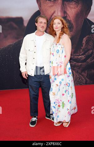 Max Montgomery und Marleen Lohse bei der Horizon Filmpremiere am 4.08.2024 in Berlin Horizon Filmpremiere in Berlin mit Kevin Costner *** Max Montgomery und Marleen Lohse bei der Horizon Filmpremiere am 4 08 2024 in Berlin Horizon Filmpremiere in Berlin mit Kevin Costner Stockfoto