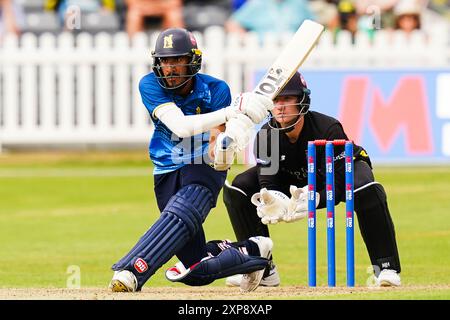 Bristol, Großbritannien, 4. August 2024. Warwickshires Hamza Shaikh schlug während des Metro Bank One-Day Cup-Spiels zwischen Gloucestershire und Warwickshire. Quelle: Robbie Stephenson/Gloucestershire Cricket/Alamy Live News Stockfoto