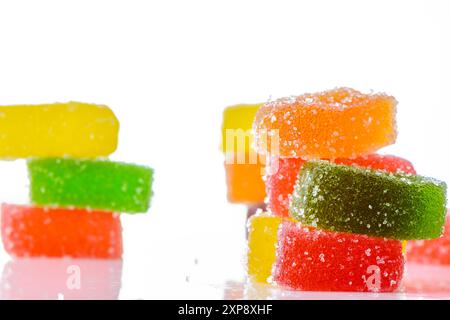 Kandierte Marmelade-Bonbons, Nahaufnahme, isoliert auf weißem Hintergrund Stockfoto