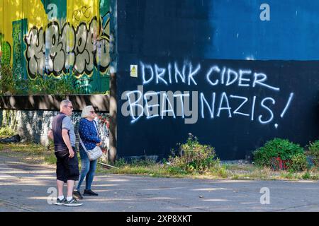 Bristol-Aufstand - vor einem rechtsextremen Protest ist antifaschistische Straßenkunst / Gemälde im Castle Park im Zentrum von Bristol zu sehen. 03.08.24 Stockfoto