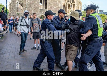 Bristol genug ist genug Protest Riot - Ein Anti-Rassismus-Aktivist wird von der Polizei im Castle Park im Zentrum von Bristol verhaftet. 03.08.24 Stockfoto