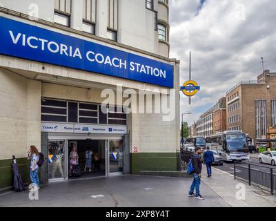 London, Vereinigtes Königreich - 25. Juni 2024: Victoria Coach Station ist eine große Bushaltestelle im Londoner Stadtteil Victoria. Stockfoto