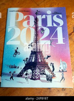 Paris 2024 Olympische Spiele Paris2024 Olympische Spiele Titelseite Guardian Zeitungsbeilage Reiseführer Publikation Eiffelturm Juli 2024 London Großbritannien Stockfoto