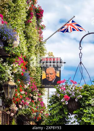 London, Großbritannien - 25. Juni 2024: Fuller’s Churchill Arms ist ein historischer Pub in Kensington, London. Stockfoto