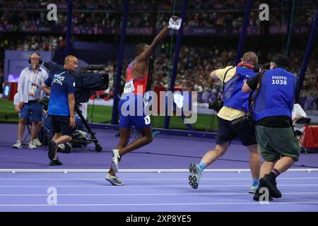 PARIS, FRANKREICH. August 2024. Noah Lyles vom Team United States feiert den Sieg des 100-m-Endspiels der Männer am 9. Tag der Olympischen Spiele 2024 in Paris. Quelle: Craig Mercer/Alamy Live News Stockfoto