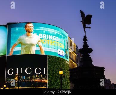 London, Großbritannien - 25. Juni 2024: Ikonische Eros-Statue am Piccadilly Circus, London, bei Nacht mit schillernden Reklametafeln. Stockfoto