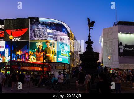 London, Großbritannien - 25. Juni 2024: Ikonische Eros-Statue am Piccadilly Circus, London, bei Nacht mit schillernden Reklametafeln. Stockfoto