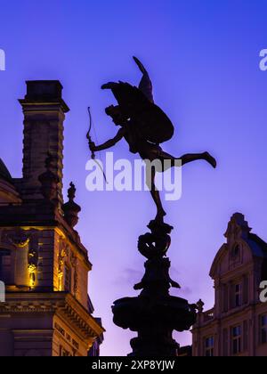 London, Großbritannien - 25. Juni 2024: Eros-Statue in der Dämmerung im Piccadilly Circus in London Stockfoto