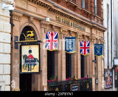 London, Großbritannien - 25. Juni 2024: Traditionelle britische Pub-Fassade des Horse and Guardsman. Stockfoto