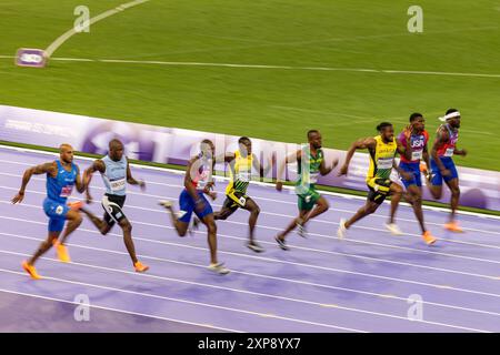 Paris, Brasilien. August 2024. FRANKREICH - PARIS - 08/04/2024 - PARIS 2024 OLYMPISCHE SPIELE, LEICHTATHLETIK - eine Übersicht über die Athleten, die während des 100-m-Halbfinales der Männer am 9. Tag der Olympischen Spiele 2024 im Stade de France am 4. August 2024 in Paris, Frankreich antraten. Foto: Rodolfo Buhrer/AGIF (Foto: Rodolfo Buhrer/AGIF/SIPA USA) Credit: SIPA USA/Alamy Live News Stockfoto