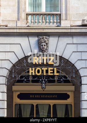 London, Großbritannien - 25. Juni 2024: Das Ritz Hotel in London ist ein weltberühmtes Luxushotel Stockfoto