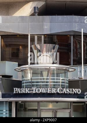 London, Großbritannien - 25. Juni 2024: Das Park Tower Casino in London ist ein prestigeträchtiges und gehobenes Casino im Herzen von Knightsbridge. Stockfoto
