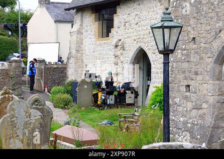 Crew hinter den Kulissen in Llantwit Major während der Dreharbeiten der Death Valley BBC TV-Serie. Juli 2024. Sommer Stockfoto