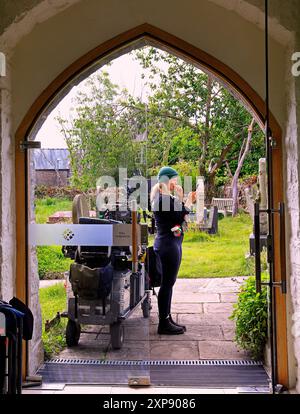 Crew hinter den Kulissen in Llantwit Major während der Dreharbeiten der Death Valley BBC TV-Serie. Juli 2024. Sommer Stockfoto