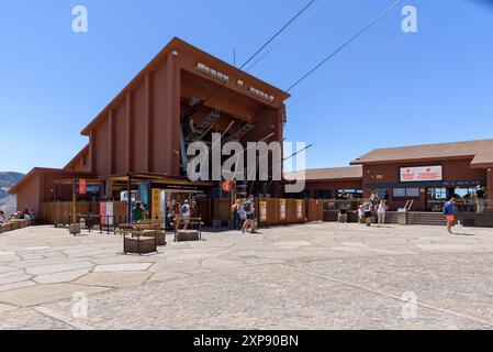 Teide, teneriffa, Kanarische Inseln, Spanien - 22. September 2022: An der Basisstation warten die Menschen auf die Eröffnung der Seilbahn zum Teide Stockfoto