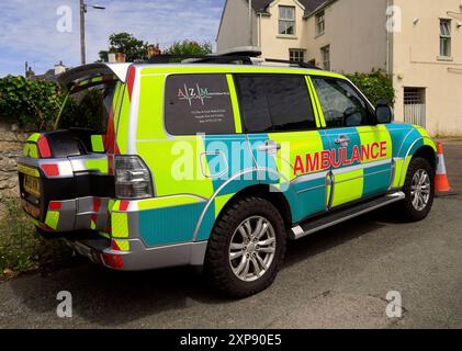 Krankenwagen servieren Filmsets für Gesundheit und Sicherheit am Set. Llantwit Major während der Dreharbeiten der TV-Serie Death Valley BBC. Juli 2024. Sommer Stockfoto