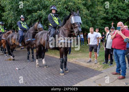 Bristol Riot – Polizeibeamte auf Pferden werden von rechtsextremen Aktivisten während eines genug-ist-genug-Protestes im Castle Park, Bristol, konfrontiert. 03-08-2024 Stockfoto