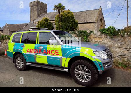 Krankenwagen servieren Filmsets für Gesundheit und Sicherheit am Set. Llantwit Major während der Dreharbeiten der TV-Serie Death Valley BBC. Juli 2024. Sommer Stockfoto