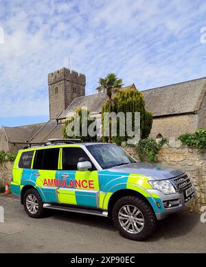 Krankenwagen servieren Filmsets für Gesundheit und Sicherheit am Set. Llantwit Major während der Dreharbeiten der TV-Serie Death Valley BBC. Juli 2024. Sommer Stockfoto