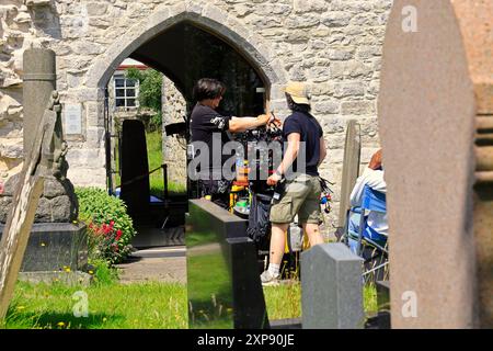 Crew hinter den Kulissen in Llantwit Major während der Dreharbeiten der Death Valley BBC TV-Serie. Juli 2024. Sommer Stockfoto