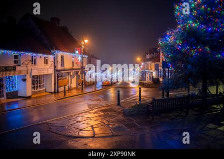 Weihnachtsdekoration in Pickering, North Yorkshire, in einer nebeligen Nacht Stockfoto