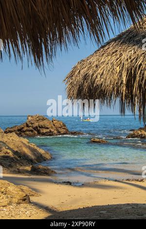 Palapas bieten Schatten am wunderschönen Strand von Playa Conchas China („Chinesische Muscheln“). Direkt südlich von Puerto Vallarta an der Bucht von Banderas Stockfoto