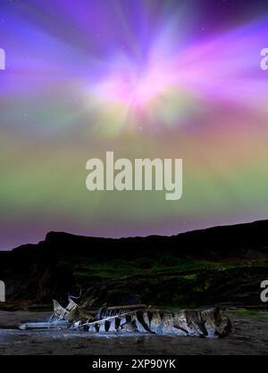 Northern Lights in Saltwick Bay, nahe Whitby, North Yorkshire am Freitag, den 10. Mai 2024 Stockfoto