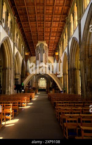 „Majestas“ von Jacob Epstein, Eine große beeindruckende Skulptur, die Jesus Christus darstellt, Llandaff Cathedral, Cardiff, Wales. Vom Juli 2024 Stockfoto