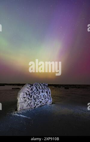 Northern Lights in Saltwick Bay, nahe Whitby, North Yorkshire am Freitag, den 10. Mai 2024 Stockfoto