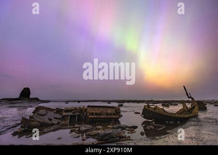 Northern Lights in Saltwick Bay, nahe Whitby, North Yorkshire am Freitag, den 10. Mai 2024, war der stärkste geomagnetische Sturm seit zwei Jahrzehnten Stockfoto