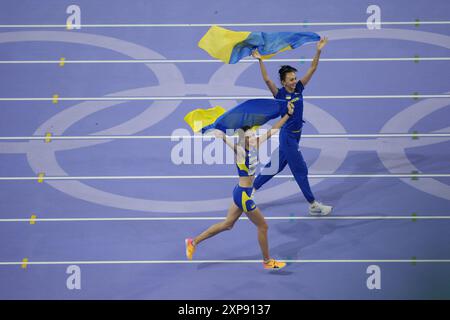 Paris, Frankreich. August 2024. Die Goldmedaillengewinnerin der Ukraine Jaroslava Mahuchikh (L) und die Bronzemedaillengewinnerin Iryna Geraschtschenko (R) der Ukraine feiern, nachdem sie am 4. August 2024 im Hochsprung-Finale der Leichtathletik-Veranstaltung bei den Olympischen Spielen 2024 in Paris im Stade de France in Saint-Denis, nördlich von Paris, Frankreich, teilgenommen haben. Foto: Nicolas Gouhier/ABACAPRESS. COM Credit: Abaca Press/Alamy Live News Stockfoto