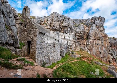 Saint Govan's Chapel versteckt in der Klippe am St Govan's Head in Pembrokeshire Stockfoto