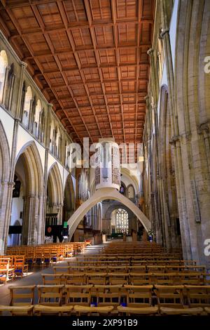 „Majestas“ von Jacob Epstein, Eine große beeindruckende Skulptur, die Jesus Christus darstellt, Llandaff Cathedral, Cardiff, Wales. Vom Juli 2024 Stockfoto