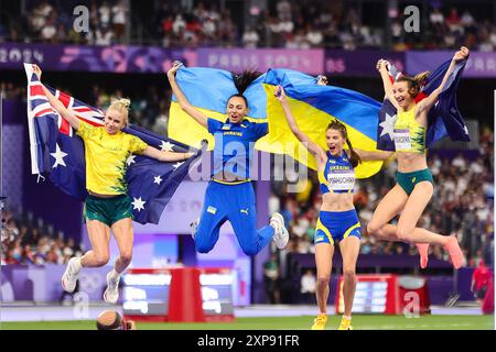 Paris, Frankreich, 4. August 2024. Yaroslava Mahuchikh aus der Ukraine gewinnt Gold, Nicola Olyslagers aus Australien Silber und Bronze Elenor Patterson aus Australien und Iryna Geraschtschenko aus der Ukraine feiern im Hochsprung der Frauen während der Olympischen Spiele 2024 Leichtathletik in Paris am 4. August 2024. Quelle: Pete Dovgan/Speed Media/Alamy Live News Stockfoto