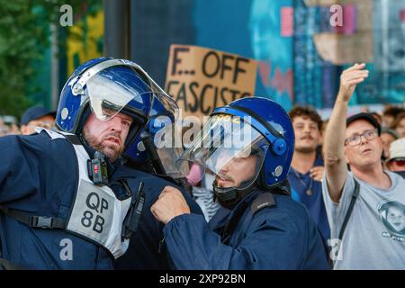 Bristol Riot - Polizeibeamte in Aufruhrausrüstung sprechen miteinander während eines genug ist genug Protests im Castle Park im Zentrum von Bristol. 03-08-2024 Stockfoto