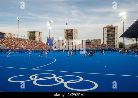 Symbolbild / Themenfoto Yves-du-Manoir Stadion, dahinter Wohnhäuser, im Vordergrund olympische Ringe, FRA, Olympische Spiele Paris 2024, Hockey, Herren, Deutschland (GER) vs Argentinien (ARG), Viertelfinale, 04.08.2024 Foto: Eibner-Pressefoto/Michael Memmler Stockfoto