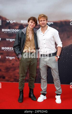 Premiere - Horizon Frederic Balonier und Steve Windolf bei der Deutschlandpremiere zu Horizon im Zoo Palast am 04.08.2024 in Berlin. *** Premiere Horizon Frederic Balonier und Steve Windolf bei der deutschen Premiere von Horizon im Zoo Palast am 04 08 2024 in Berlin Copyright: XEventpressxKochanx Stockfoto