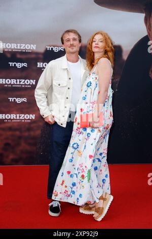 Premiere - Horizon Max Montgomery und Marleen Lohse bei der Deutschlandpremiere zu Horizon im Zoo Palast am 04.08.2024 in Berlin. *** Premiere Horizon Max Montgomery und Marleen Lohse bei der deutschen Premiere von Horizon im Zoo Palast am 04 08 2024 in Berlin Copyright: XEventpressxKochanx Stockfoto