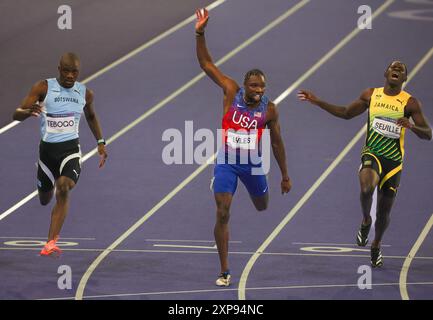 Paris, Frankreich. August 2024. Noah Lyles aus den USA, Mitte, gewinnt die Goldmedaille beim 100-m-Finale der Männer im Stade de France während der Olympischen Spiele 2024 in Paris, Frankreich, am Sonntag, den 4. August 2024. Das schräge Sevilla von Jamaika gewann die Silbermedaille und der US-amerikanische Fred Kerley die Bronzemedaille. Foto: Maya Vidon-White/UPI Credit: UPI/Alamy Live News Stockfoto