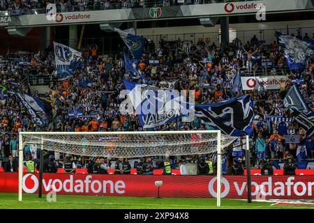 Aveiro, Portugal . August 2024. Aveiro, Portugal, 3. August 2024: Fans des FC Porto in Aktion während des portugiesischen Superpokalspiels zwischen Sporting CP und FC Porto im Estadio Municipal de Aveiro, Aveiro, Portugal (João Bravo /SPP) Credit: SPP Sport Pressefoto. /Alamy Live News Stockfoto